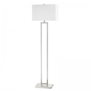 أريكة فندق Marriott بجانب مصباح الأرضية مع الانتهاء من النيكل في غرفة الضيوف